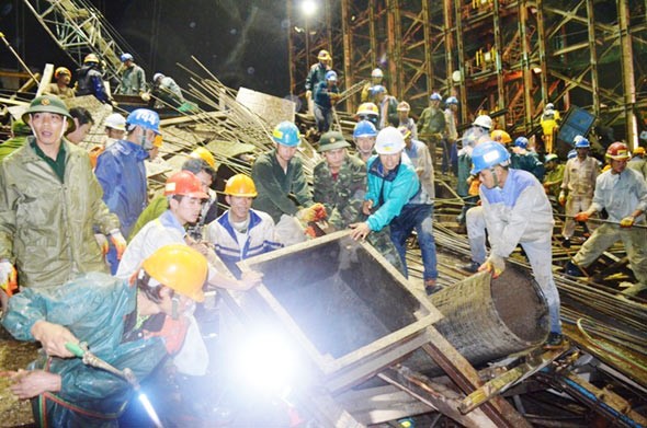Rescue forces at the scaffold collapse site (Photo: SGGP) Rescue forces at the scaffold collapse site (Photo: SGGP)