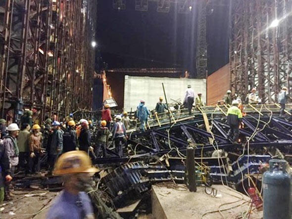 A scaffold collapsed killing at least 14 workers and injuring tens of others in Ha Tinh Province at 9 p.m. on March 25 (Photo: SGGP) (Photo: SGGP) A scaffold collapsed killing at least 14 workers and injuring tens of others in Ha Tinh Province at 9 p.m. on March 25 (Photo: SGGP) (Photo: SGGP)