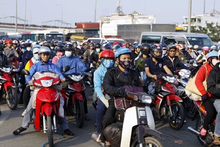 Motorbike drivers in congested traffic on HCM City's National Highway No 1. A plan to reduce motorbike exhaust fumes was rescheduled to start in 2017, the Ministry of Transport said. — VNA/VNS Photo Hoang Hai Motorbike drivers in congested traffic on HCM City's National Highway No 1. A plan to reduce motorbike exhaust fumes was rescheduled to start in 2017, the Ministry of Transport said. — VNA/VNS Photo Hoang Hai