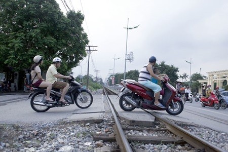 A level crossing on Le Duan Street in Ha Noi. The Viet Nam Railway Corporation has sought more than VND560 billion (US$26.6 million) to fix 291 level crossings across the country by 2016. — VNS Photo Thai Ha A level crossing on Le Duan Street in Ha Noi. The Viet Nam Railway Corporation has sought more than VND560 billion (US$26.6 million) to fix 291 level crossings across the country by 2016. — VNS Photo Thai Ha