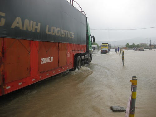 National Highway 1A is flooded obstructing vehicular traffic (Photo: SGGP) National Highway 1A is flooded obstructing vehicular traffic (Photo: SGGP)