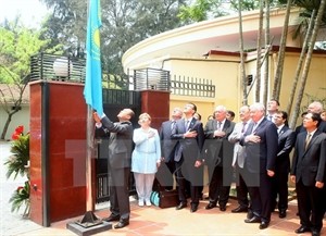 Kazakh Ambassador to Vietnam Beketzhan Zhumakhanov hoists Kazakh flag at the opening ceremony of the new embassy. Photo: VNA Kazakh Ambassador to Vietnam Beketzhan Zhumakhanov hoists Kazakh flag at the opening ceremony of the new embassy. Photo: VNA