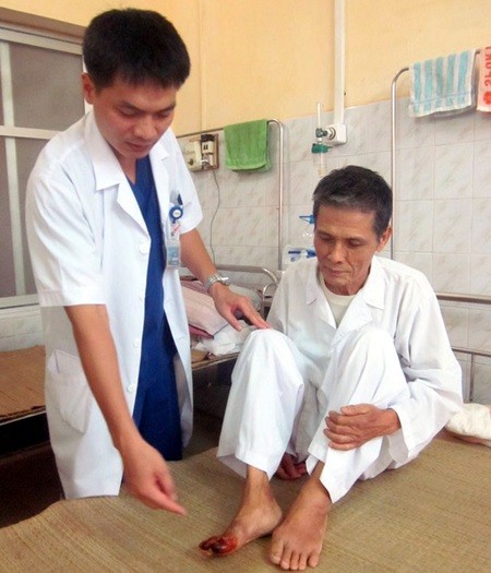 A doctor examines a patient with peripheral arterial disease at the Military Hospital 103 in Ha Noi. The HCM City University Medical Centre has reported 23 PAD patients since Tet. — Photo alobacsy.com A doctor examines a patient with peripheral arterial disease at the Military Hospital 103 in Ha Noi. The HCM City University Medical Centre has reported 23 PAD patients since Tet. — Photo alobacsy.com