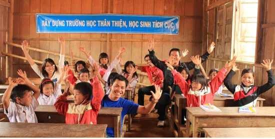 Cô gái trẻ đem sách đến cộng đồng