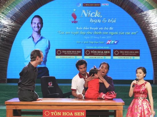 Nick Vujicic giao lưu cùng 500 trẻ em có hoàn cảnh đặc biệt