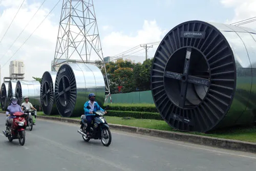 Những cuộn thép “khủng” chênh vênh bên đường