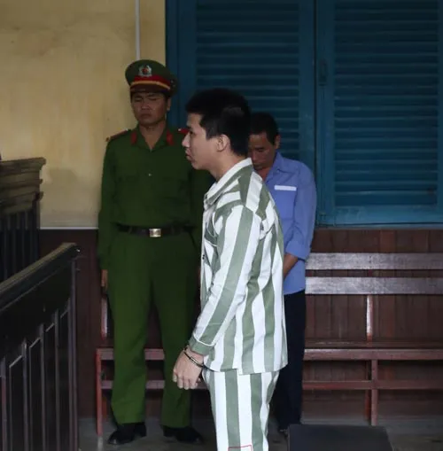 Ở tù vẫn còn hung hãn chém bạn tù