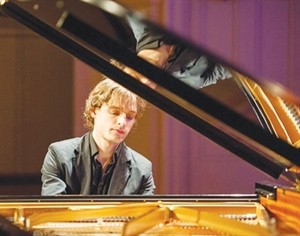 Pianist Ilya Rashkovskiy during a pre-concert warm up (Photo lect.co.nz) Pianist Ilya Rashkovskiy during a pre-concert warm up (Photo lect.co.nz)