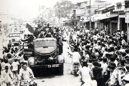 The People's Liberation Army was greeted by thousands of jubilant Sai Gon (HCM City) residents after their final victory over the US army in the Spring of 1975. — VNA/VNS Photo The People's Liberation Army was greeted by thousands of jubilant Sai Gon (HCM City) residents after their final victory over the US army in the Spring of 1975. — VNA/VNS Photo