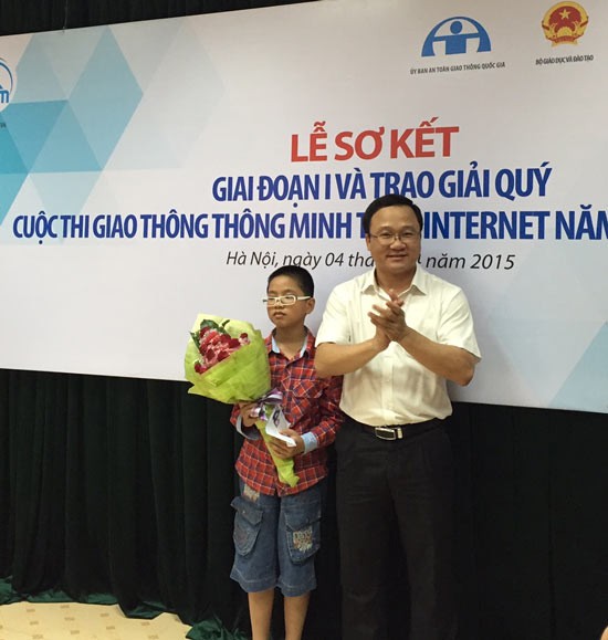 Deputy chairman of the national traffic safety committee gives prize to contestant -SGGP Deputy chairman of the national traffic safety committee gives prize to contestant -SGGP