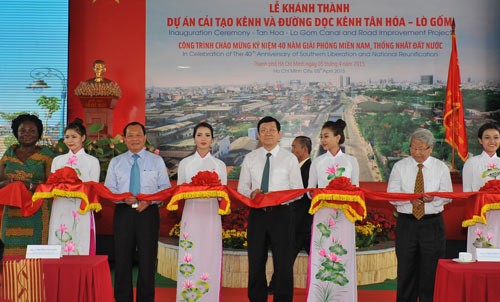 President Truong Tan Sang and HCMC Party Committee Secretary Le Thanh Hai cut a red ribbon in the inauguration ceremony of the upgraded Tan Hoa – Lo Gom Canal. (Photo: Sggp) President Truong Tan Sang and HCMC Party Committee Secretary Le Thanh Hai cut a red ribbon in the inauguration ceremony of the upgraded Tan Hoa – Lo Gom Canal. (Photo: Sggp)