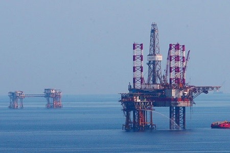 Bach Ho (White Tiger) Field oil rigs. PetroVietnam failed to meet its financial targets in the first quarter of this year due to plunging oil prices Bach Ho (White Tiger) Field oil rigs. PetroVietnam failed to meet its financial targets in the first quarter of this year due to plunging oil prices
