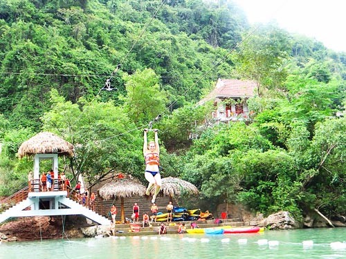 Tourists ride a 400-meter zip line over the Chay River to the entrance of Toi (Dark) Cave in Phong Nha-Ke Bang National Park. (Photo: Sggp) Tourists ride a 400-meter zip line over the Chay River to the entrance of Toi (Dark) Cave in Phong Nha-Ke Bang National Park. (Photo: Sggp)