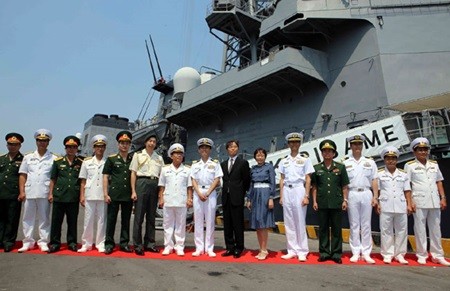 The Vietnamese Navy receives crew members of Japanese destroyers JS Kirisame and JS Asayuki from the Japan Maritime Self-Defence Force at the central Da Nang City's Tien Sa Port yesterday.