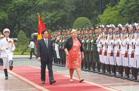 Prime Minister Nguyen Tan Dung and Norwegian Prime Minister Erna Solberg review the guard of honour yesterday. — VNA/VNS Photo Duc Tam Prime Minister Nguyen Tan Dung and Norwegian Prime Minister Erna Solberg review the guard of honour yesterday. — VNA/VNS Photo Duc Tam