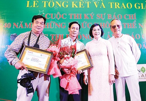 Winners of the press photo category Deputy Secretary of HCMC Party Committee Nguyen Thi Thu Ha and Sai Gon Giai Phong newspaper's Editor-in-Chief Nguyen Tan Phong congratulate winners.