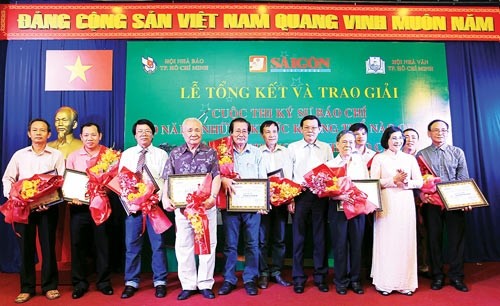 Deputy Secretary of HCMC Party Committee Nguyen Thi Thu Ha and Sai Gon Giai Phong newspaper's Editor-in-Chief Nguyen Tan Phong congratulate winners.