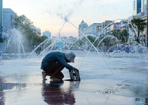 A worker examines the fountain system in Ho Chi Minh Statute Square (Photo: SGGP) A worker examines the fountain system in Ho Chi Minh Statute Square (Photo: SGGP)