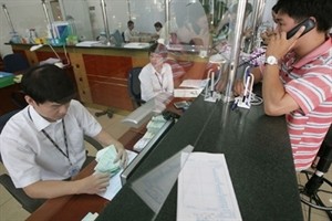 Transactions at a Vietcombank branch in Ha Noi. The bank is seeking a merger partner to boost its scale, capital and network (Photo: VNS) Transactions at a Vietcombank branch in Ha Noi. The bank is seeking a merger partner to boost its scale, capital and network (Photo: VNS)