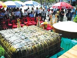 A giant Banh chung (square glutinous rice cake) is displaying in a festival. (Photo: Sggp) A giant Banh chung (square glutinous rice cake) is displaying in a festival. (Photo: Sggp)