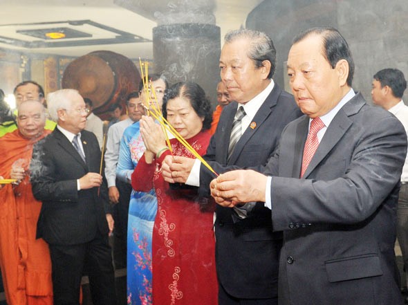 HCMC Party’s Committee Secretary Le Thanh Hai (R) and other city leaders burn incense to commemorate Hung Kings (Photo: SGGP) HCMC Party’s Committee Secretary Le Thanh Hai (R) and other city leaders burn incense to commemorate Hung Kings (Photo: SGGP)