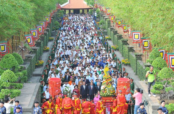 Representatives of HCMC districts and residents attend the Hung Kings anniversary (Photo: SGGP) (Photo: SGGP) Representatives of HCMC districts and residents attend the Hung Kings anniversary (Photo: SGGP) (Photo: SGGP)