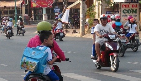 Parents in Tay Ninh Province carry their children on motorbikes without helmets. — VNA/VNS Photo Thanh Tan Parents in Tay Ninh Province carry their children on motorbikes without helmets. — VNA/VNS Photo Thanh Tan