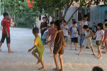 At Thuy's Hoa Sen centre, kids play a folk game after school in an April afternoon as their dinner is prepared. — VNS Photo Phuoc Buu. At Thuy's Hoa Sen centre, kids play a folk game after school in an April afternoon as their dinner is prepared. — VNS Photo Phuoc Buu.