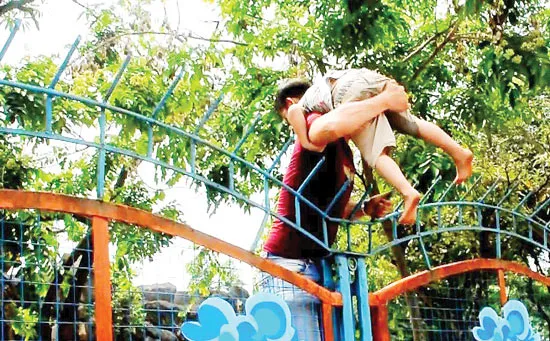 Phản cảm cảnh trèo rào vào Công viên nước Hồ Tây, Hà Nội