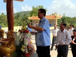 Prime Minister Nguyen Tan Dung offered incense at the Ba Hon national historical relic site (Photo: VNA) Prime Minister Nguyen Tan Dung offered incense at the Ba Hon national historical relic site (Photo: VNA)