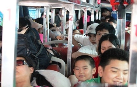 Photo shows the sleeper coach carrying 69 passengers more than its capacity. — Photo vnexpress.net Photo shows the sleeper coach carrying 69 passengers more than its capacity. — Photo vnexpress.net