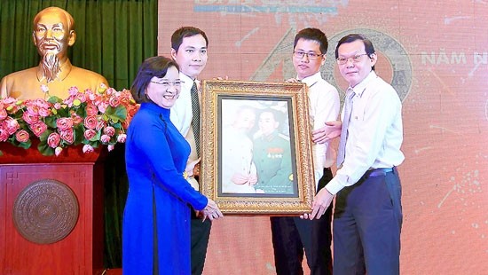 Head of the Department of Propaganda and Training of the HCMC Party Committee Than Thi Thu grants a souvenir to SGGP Newspaper. (Photo:SGGP)