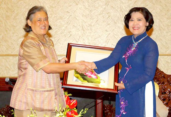 Deputy Chairwoman of People’s Committee of Ho Chi Minh City Nguyen Thi Hong (R) offers a souvenir to Thai Princess Maha Chakri Sirindhorn. Deputy Chairwoman of People’s Committee of Ho Chi Minh City Nguyen Thi Hong (R) offers a souvenir to Thai Princess Maha Chakri Sirindhorn.