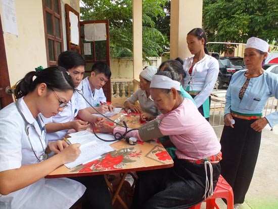 Young doctros examine and gives free treatment to poor residents in the northern province of Hoa BInh(Photo: SGGP) Young doctros examine and gives free treatment to poor residents in the northern province of Hoa BInh(Photo: SGGP)