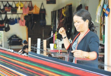 An ethnic minority woman works at Tong Bong Brocade Weaving Co-operative in Buon Ma Thuot City in the Central Highlands province of Dak Lak. — VNA/VNS Photo Thanh Ha An ethnic minority woman works at Tong Bong Brocade Weaving Co-operative in Buon Ma Thuot City in the Central Highlands province of Dak Lak. — VNA/VNS Photo Thanh Ha