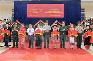 Defence Minister General Phung Quang Thanh and his Chinese counterpart Sen. Lt. Gen. Chang Wanquan together cut a ribbon to inaugurate the Vietnam-China border friendship culture house in Muong Khuong district, Lao Cai province (Source: VNA) Defence Minister General Phung Quang Thanh and his Chinese counterpart Sen. Lt. Gen. Chang Wanquan together cut a ribbon to inaugurate the Vietnam-China border friendship culture house in Muong Khuong district, Lao Cai province (Source: VNA)