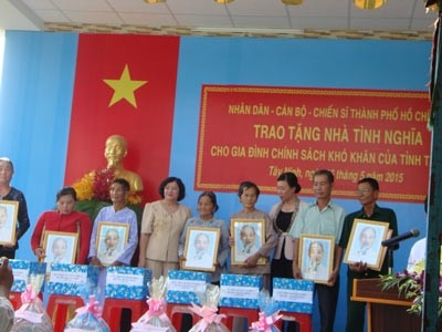 Disadvantaged families in Tay Ninh province are presented gifts. Photo: SGGP Disadvantaged families in Tay Ninh province are presented gifts. Photo: SGGP