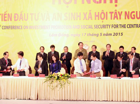 Central Highland provinces sign an investment agreement. (Photo:SGGP) Central Highland provinces sign an investment agreement. (Photo:SGGP)