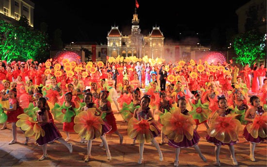 Performance items take place at the Ho Chi Minh Statute Square, attracting crowed residents. (Photo:SGGP) A special art program celebrates the late president Ho Chi Minh's 125th birthday in the country- Photo SGGP Performance items take place at the Ho Chi Minh Statute Square, attracting crowed residents. (Photo:SGGP) A special art program celebrates the late president Ho Chi Minh's 125th birthday in the country- Photo SGGP