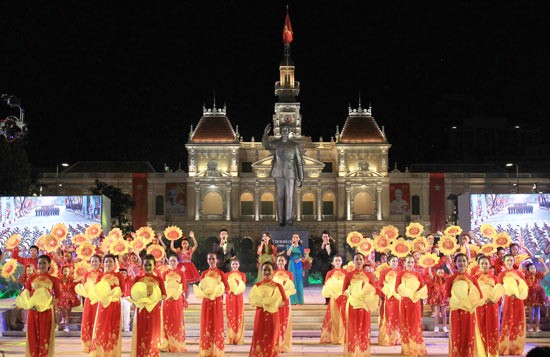A special art performance program under theme “Ho Chi Minh City- the most beautiful name” is organized at the Ho Chi Minh Statute Square in district 1, HCMC on Sunday. (Photo:SGGP) A special art performance program under theme “Ho Chi Minh City- the most beautiful name” is organized at the Ho Chi Minh Statute Square in district 1, HCMC on Sunday. (Photo:SGGP)