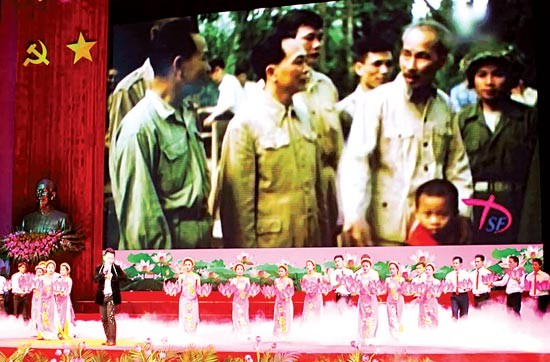 A special art program celebrates the late president Ho Chi Minh's 125th birthday in the country- Photo SGGP A special art program celebrates the late president Ho Chi Minh's 125th birthday in the country- Photo SGGP
