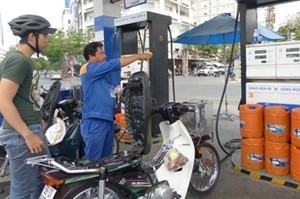 Gasoline prices were raised by 1,200 VND (six cents) per litre in the wake of increasing global fuel prices (Photo: vietq) Gasoline prices were raised by 1,200 VND (six cents) per litre in the wake of increasing global fuel prices (Photo: vietq)
