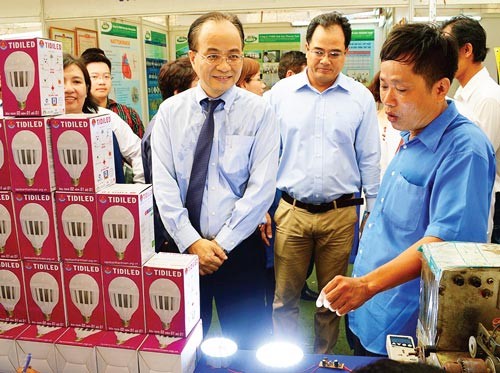 Deputy Chairman of HCMC People’s Committee Le Manh Ha visits the exhibition. (Photo:SGGP) Deputy Chairman of HCMC People’s Committee Le Manh Ha visits the exhibition. (Photo:SGGP)