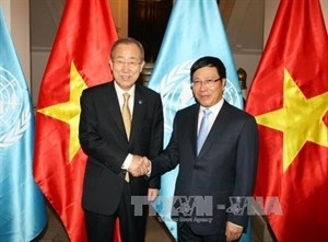 Deputy Prime Minister and Foreign Minister Pham Binh Minh welcomes Secretary General of the United Nations Ban Ki-moon (Source: VNA) Deputy Prime Minister and Foreign Minister Pham Binh Minh welcomes Secretary General of the United Nations Ban Ki-moon (Source: VNA)
