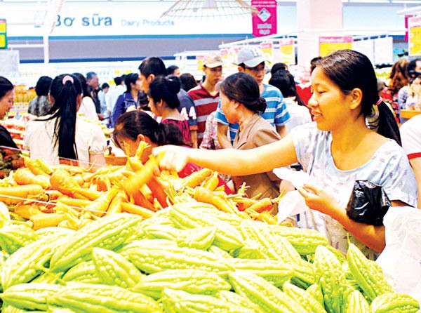 Consumers choose vegetables at a supermarket in HCMC (Photo: SGGP) Consumers choose vegetables at a supermarket in HCMC (Photo: SGGP)