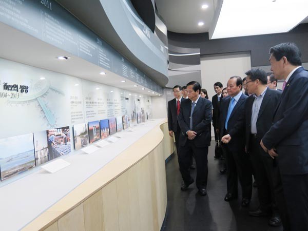 Secretary of Ho Chi Minh City Party Committee, Le Thanh Hai (3rd, R) sees the design of the New Songdo City in South Korea (Photo: Sggp) Secretary of Ho Chi Minh City Party Committee, Le Thanh Hai (3rd, R) sees the design of the New Songdo City in South Korea (Photo: Sggp)