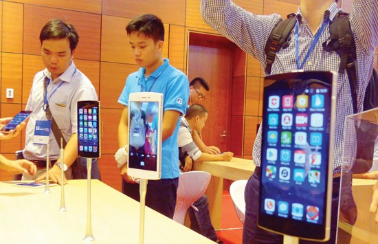 The phone is displayed in stores (Photo: SGGP) The phone is displayed in stores (Photo: SGGP)