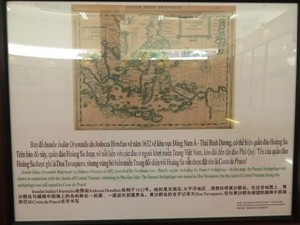 An ancient map showing Hoang Sa (Paracel) archipelagos was connected with the islands off Central Vietnam is on display at the exhibition. (Photo: Vietnamplus) An ancient map showing Hoang Sa (Paracel) archipelagos was connected with the islands off Central Vietnam is on display at the exhibition. (Photo: Vietnamplus)