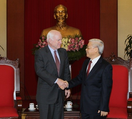 Party General Secretary Nguyen Phu Trong welcomes US Senator John McCain in Ha Noi during his working visit to Viet Nam. — VNA/VNS Photo Tri Dung Party General Secretary Nguyen Phu Trong welcomes US Senator John McCain in Ha Noi during his working visit to Viet Nam. — VNA/VNS Photo Tri Dung