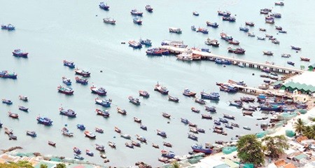 Fishing vessels moored off Khanh Hoa Province's Cam Binh Island. NA deputies yesterday discussed the draft Law on Sea and Island Natural Resources and Environment to form a legal framework for their management. (Photo: VNA/VNS) Fishing vessels moored off Khanh Hoa Province's Cam Binh Island. NA deputies yesterday discussed the draft Law on Sea and Island Natural Resources and Environment to form a legal framework for their management. (Photo: VNA/VNS)